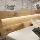Detail massief eiken houten hoofdbord met verlichting