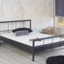 Zwart metalen bed