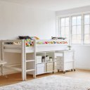 Slaapkamer met bureau John onder bed