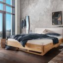 Tweepersoons massief houten bed Boston met beige stoffen hoofdbord