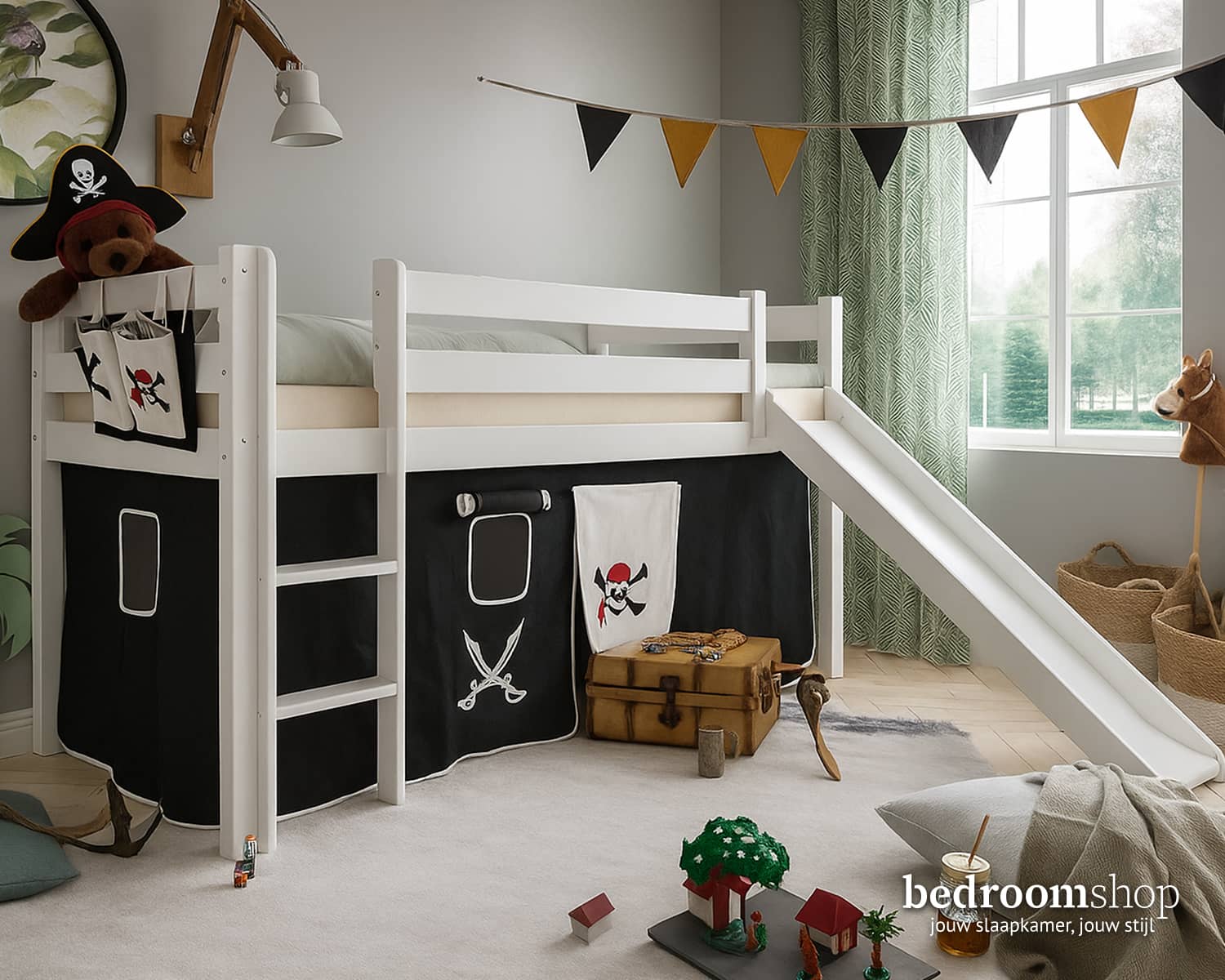 Halfhoogslaper glijbaan met piraten gordijnenset Halfhoogslaper glijbaan met piraten gordijnenset