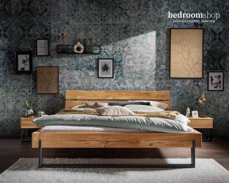 Wild eiken balkenbed met houten hoofdbord