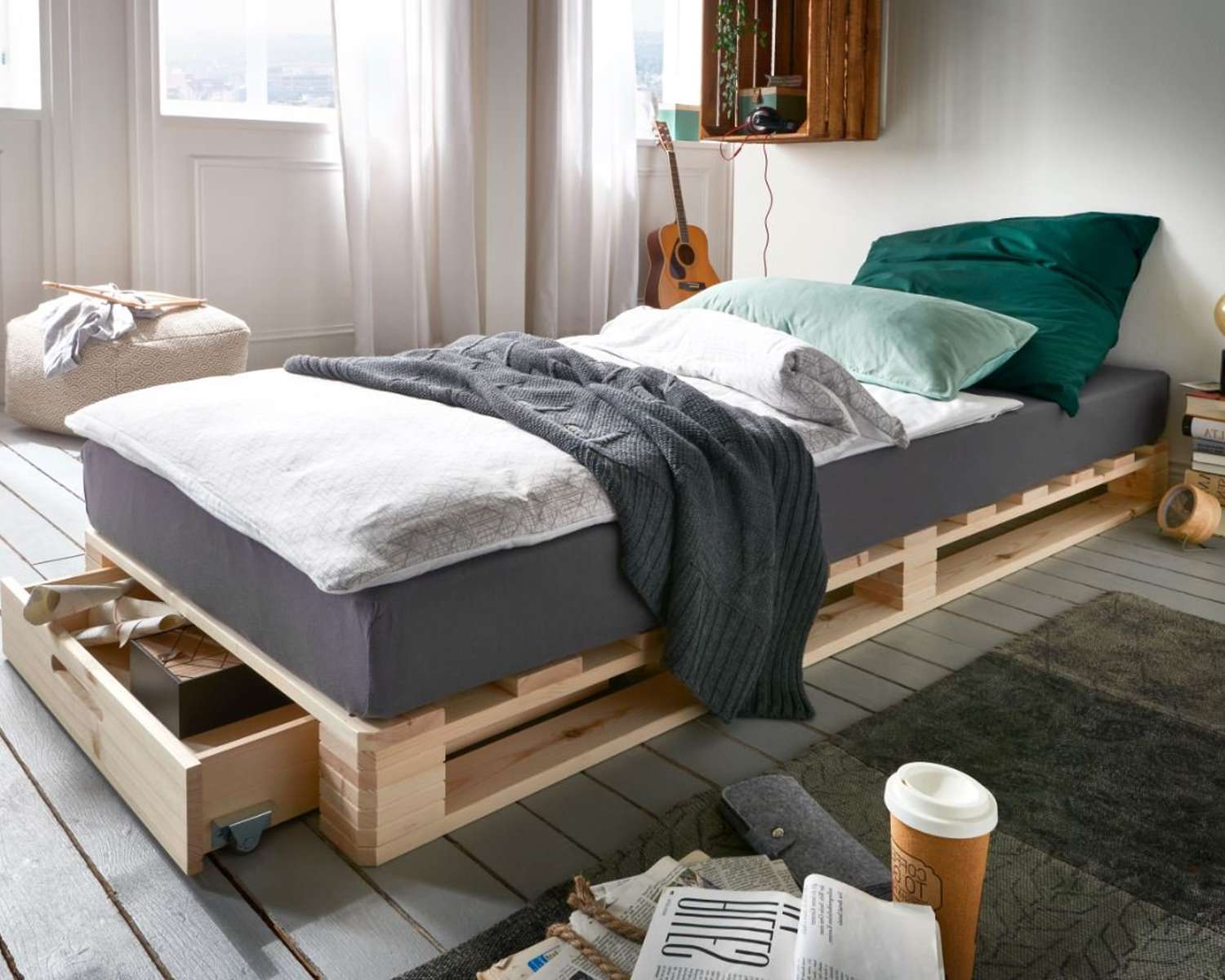 Eenpersoons pallet bed met opberglade