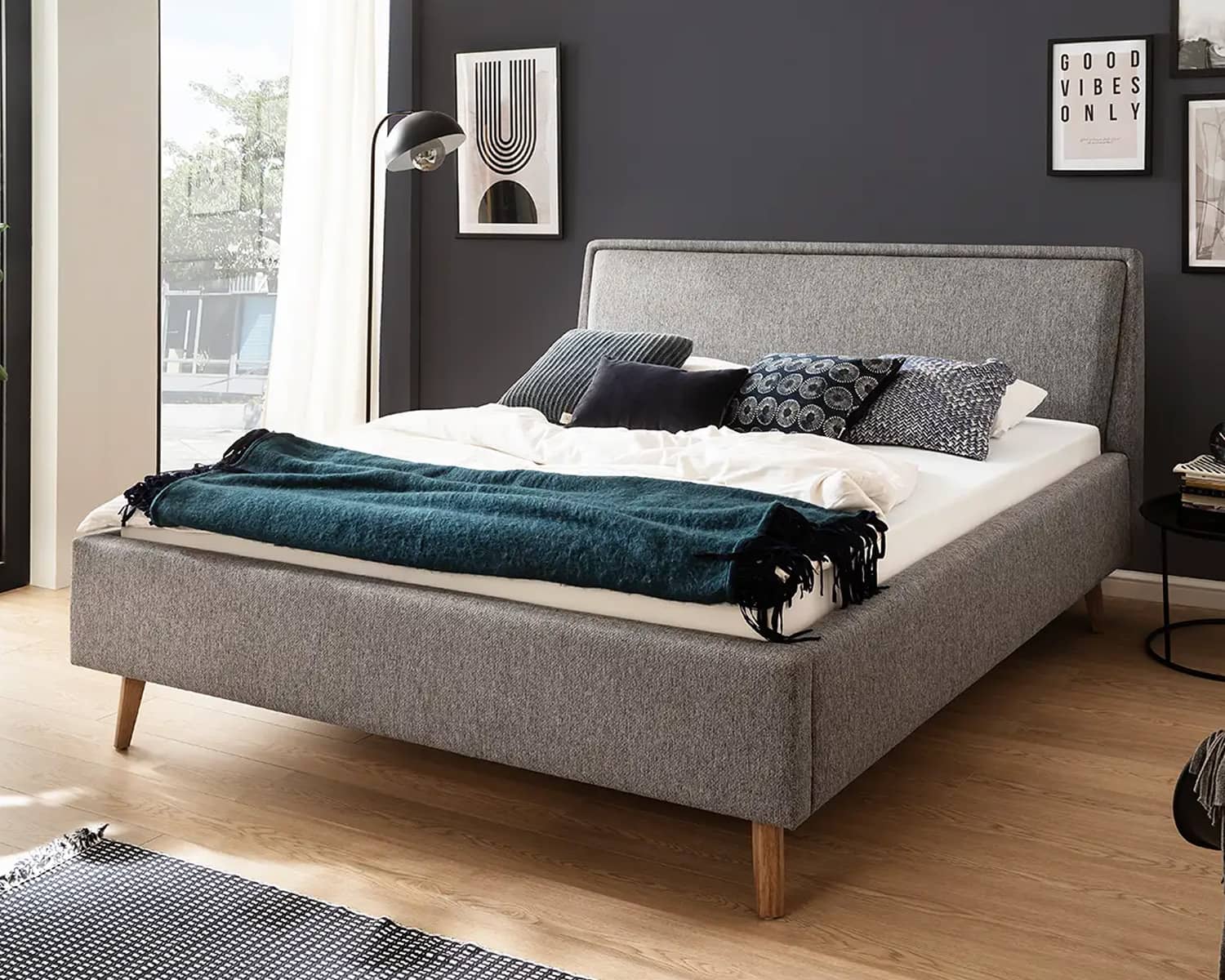 Grijs stoffen bed Grijs stoffen bed