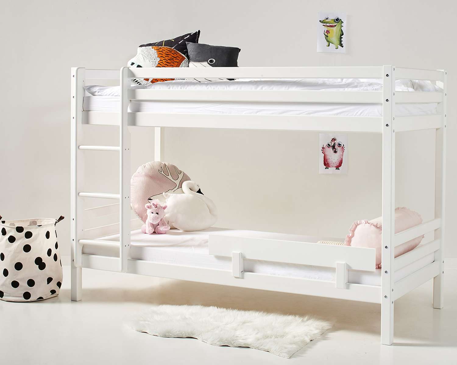 Stapelbed met uitvalbeveiliging onder bed