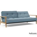 Blauwe slaapbank met massief houten leuningen