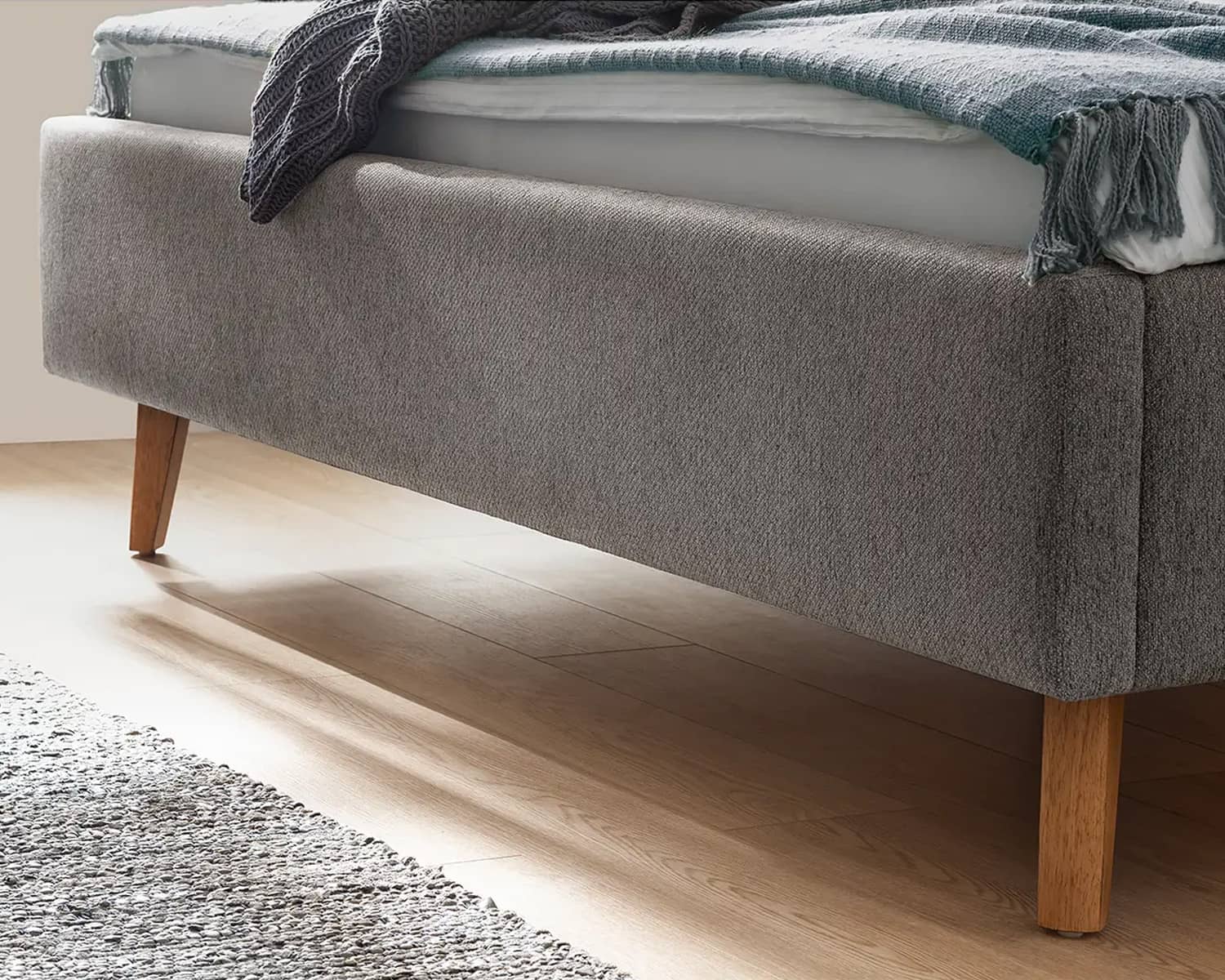 Grijs gestoffeerd tweepersoonsbed Grijs gestoffeerd tweepersoonsbed