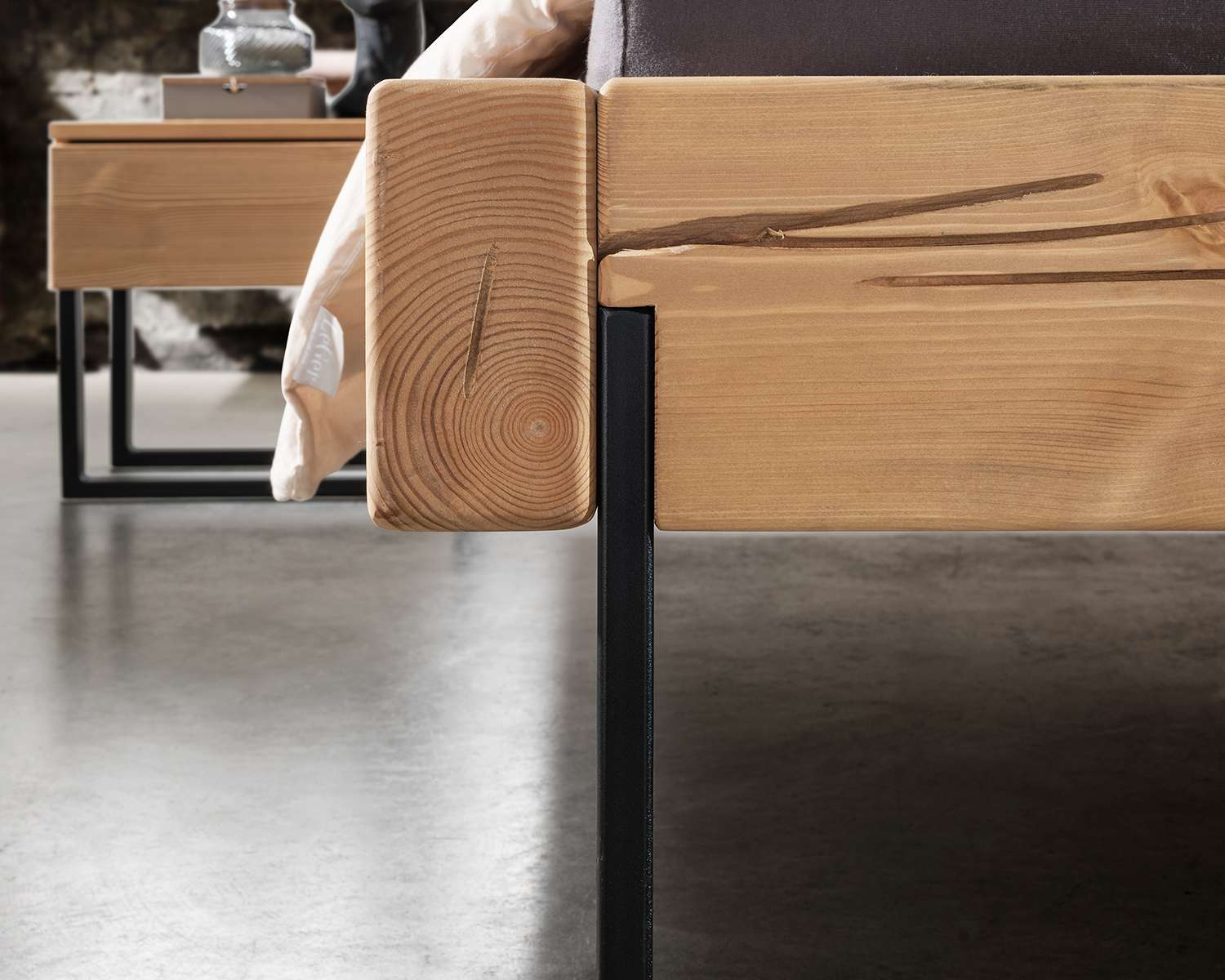 Detail grenen houten bed met metalen beugel