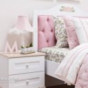 Bed meisjeskamer wit roze