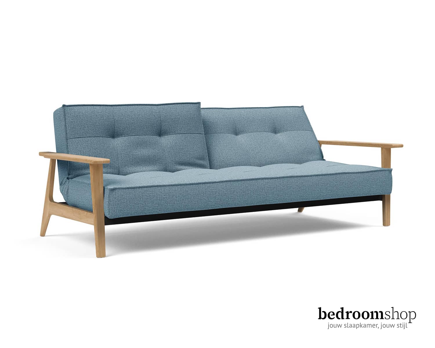 Blauwe slaapbank met massief houten leuningen