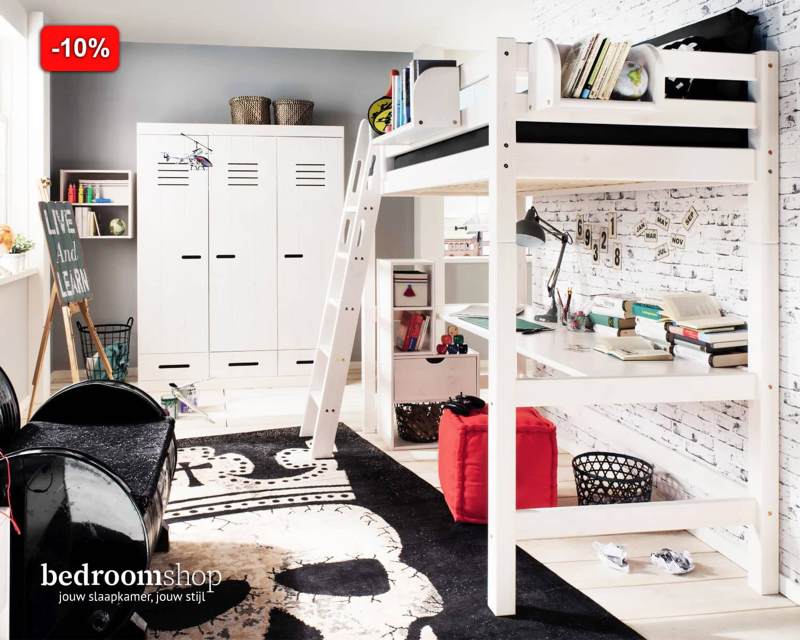 Kinderkamer met hoogslaper met bureau