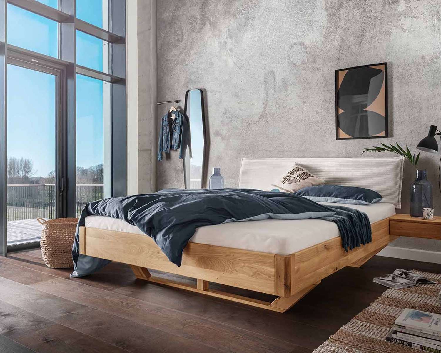 Tweepersoons massief houten bed Boston met beige stoffen hoofdbord Tweepersoons massief houten bed Boston met beige stoffen hoofdbord
