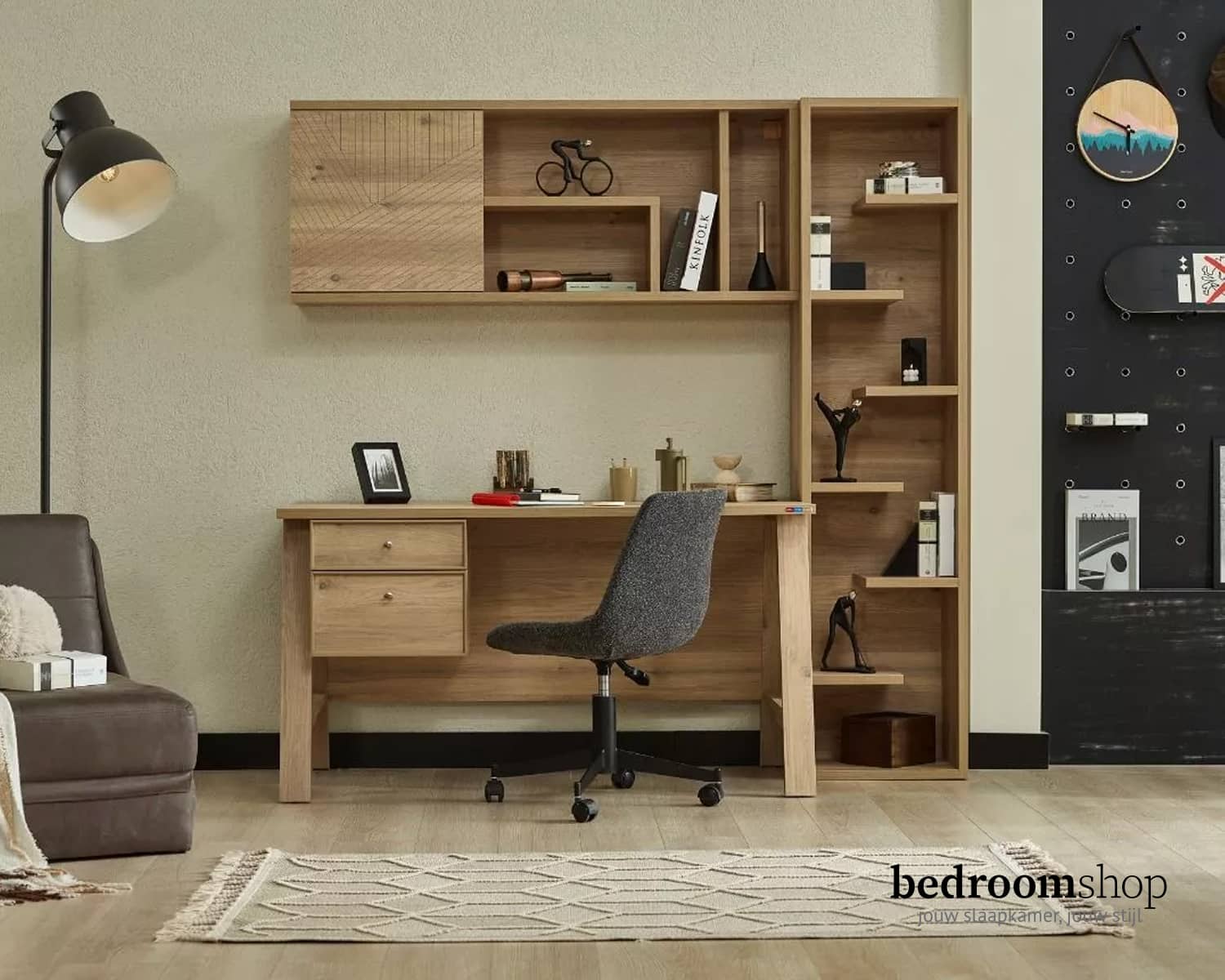 Bureau met boekenkast en wandkast Bureau met boekenkast en wandkast