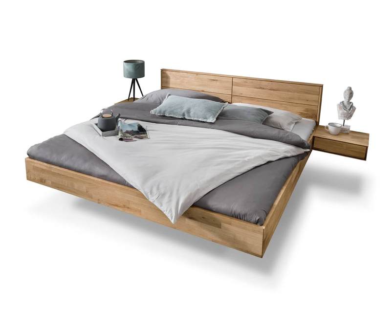 Houten bed zwevend