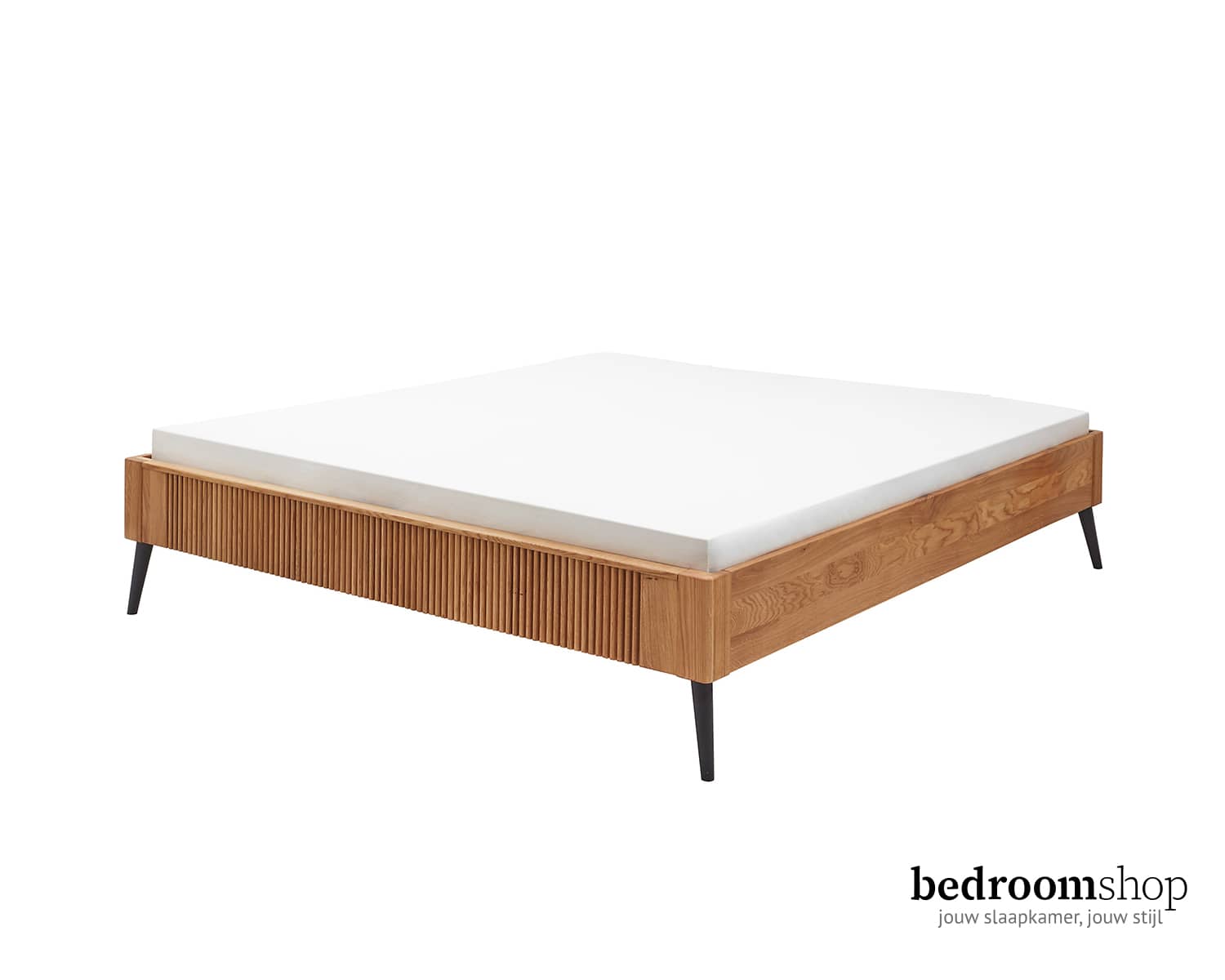 Japandi bed zonder hoofdbord