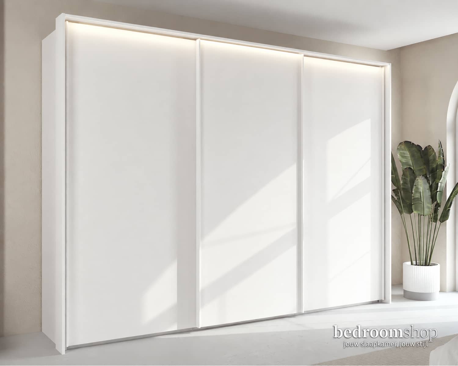 Witte kast met sierlijst en verlichting Witte kast met sierlijst en verlichting