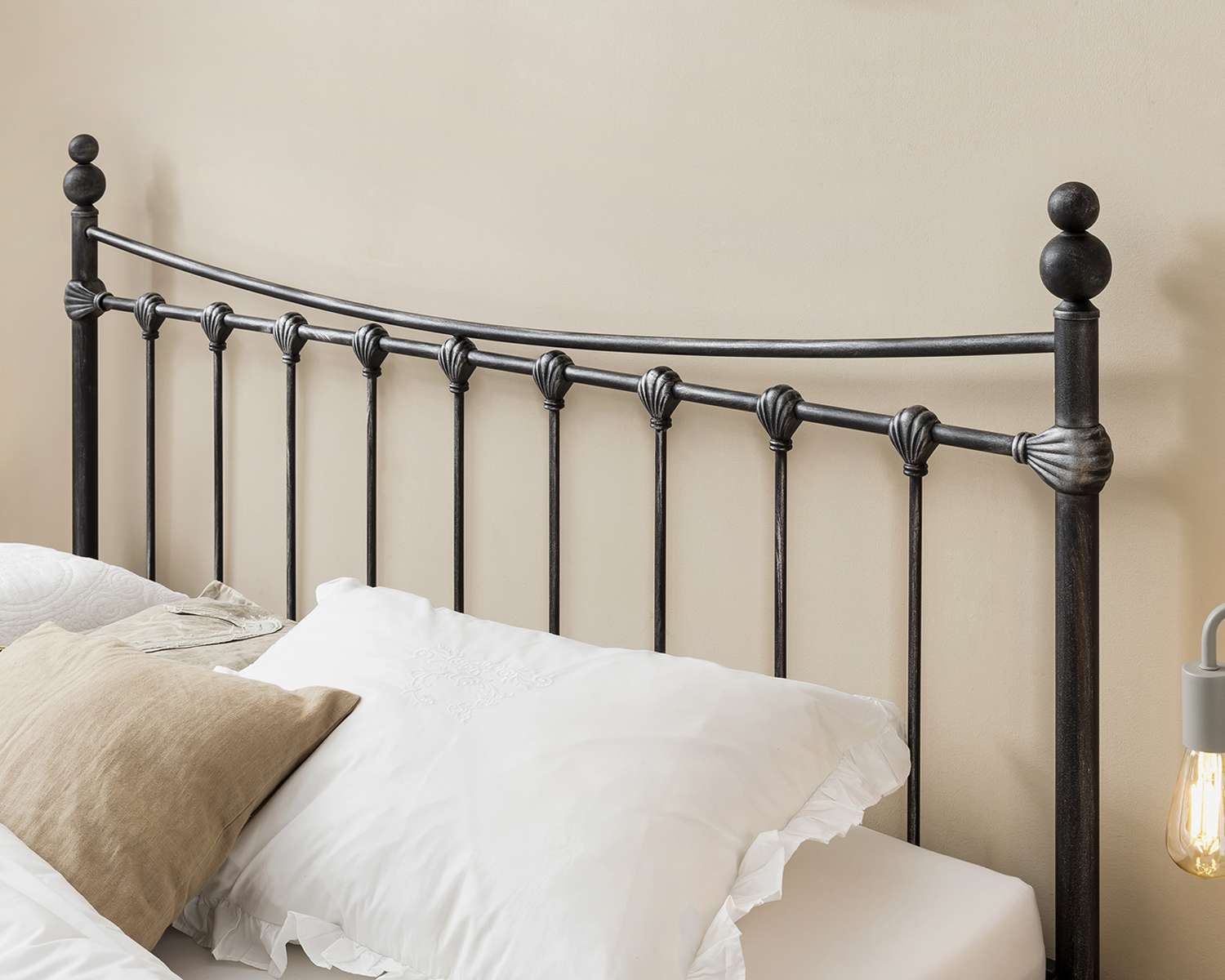 Detail hoofdbord metalen bed Catania Detail hoofdbord metalen bed Catania