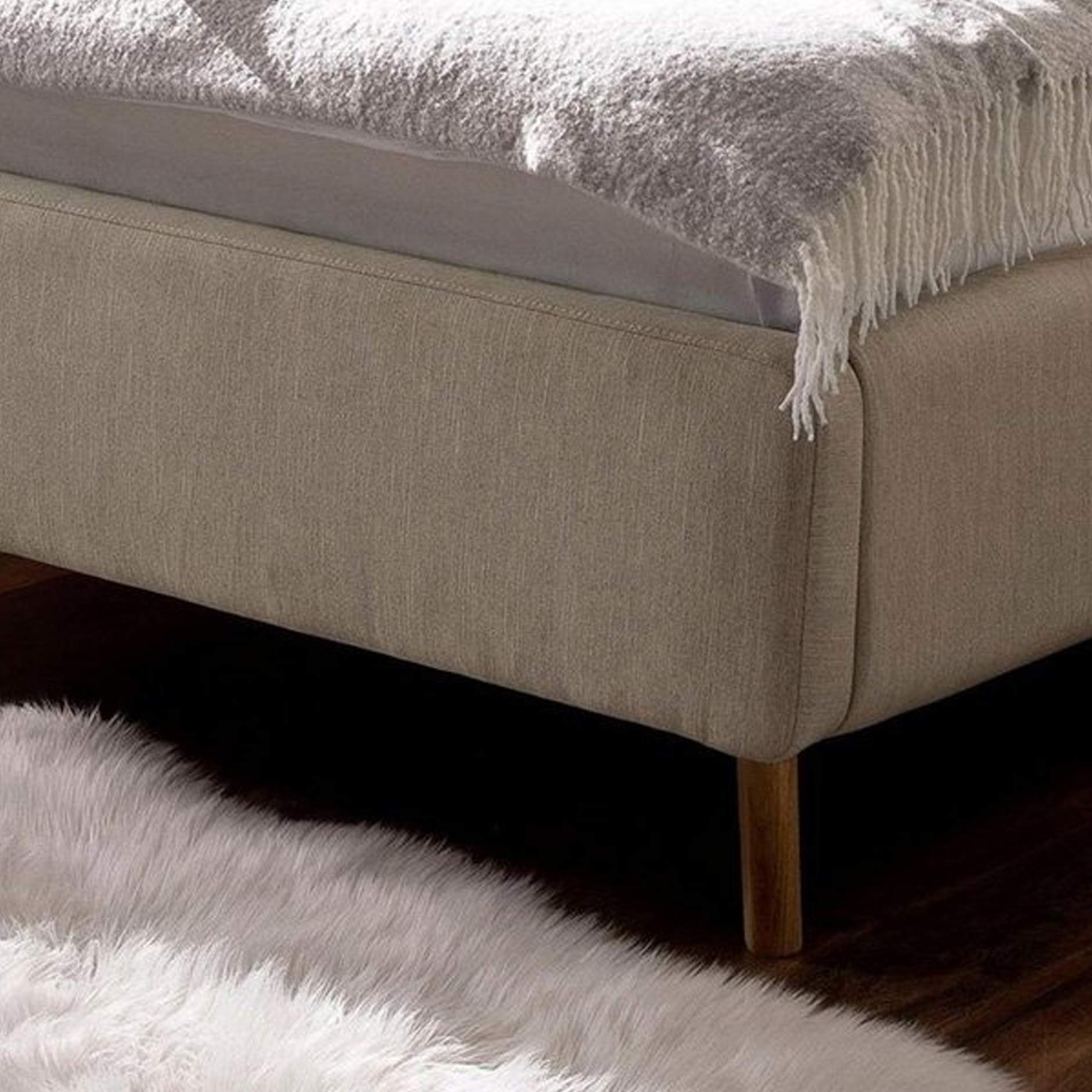 Gestoffeerd bed beige