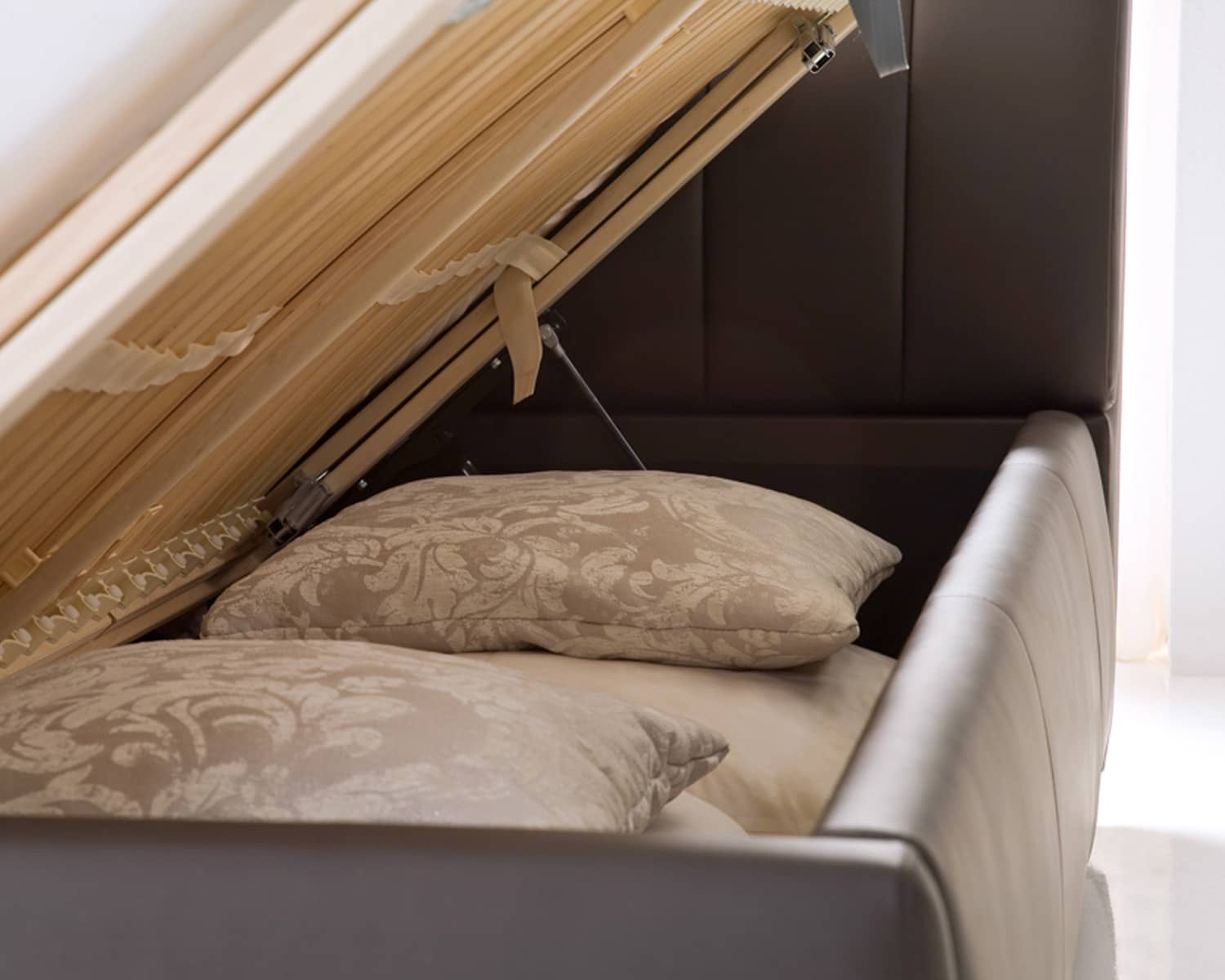 Kunstleder bed met opbergruimte