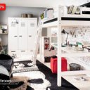 Kinderkamer met hoogslaper met bureau