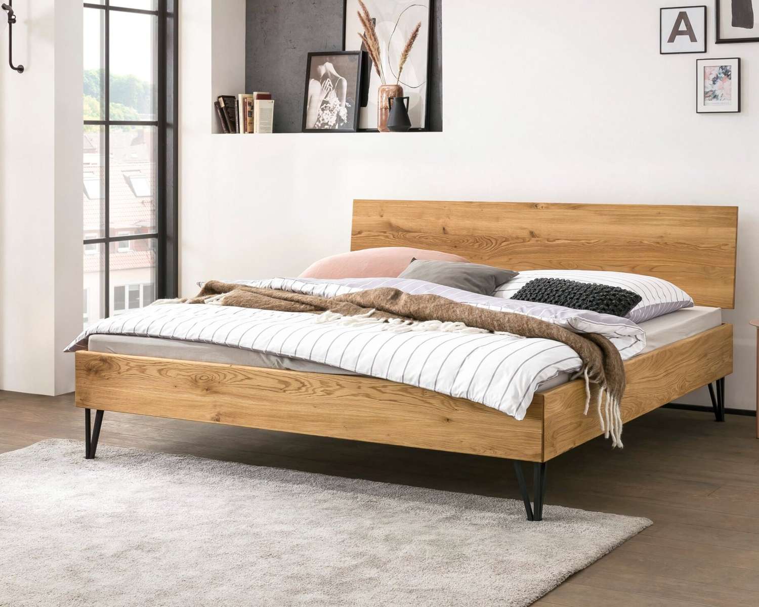 Massief houten bed Cambridge met metalen poten details Massief houten bed Cambridge met metalen poten details