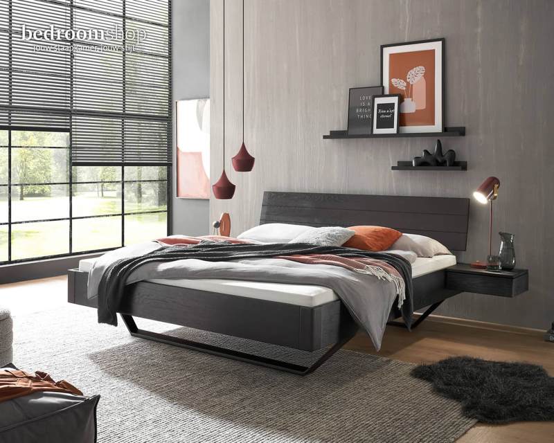 Zwart houten bed tweepersoons