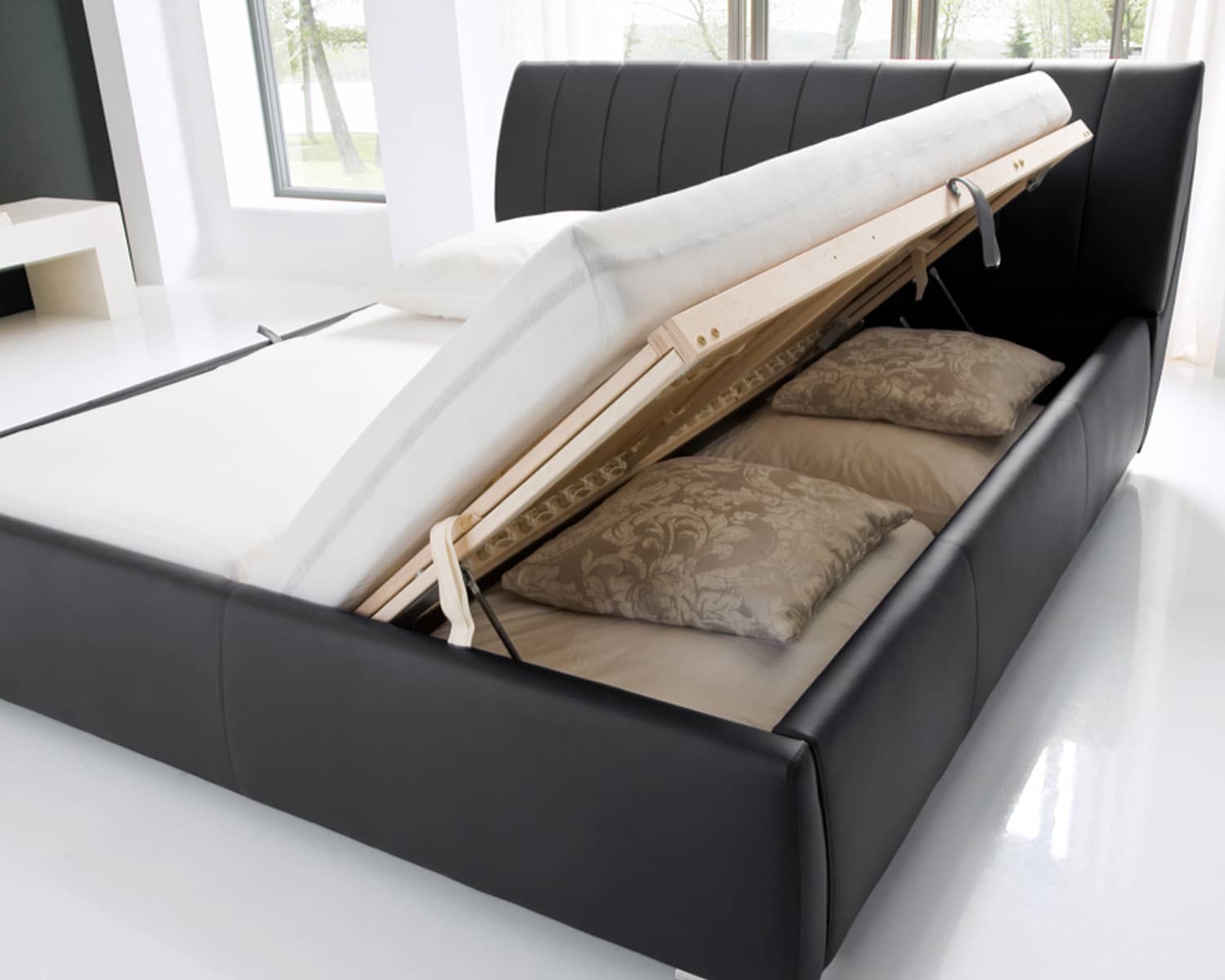 Bed met opbergruimte zwart