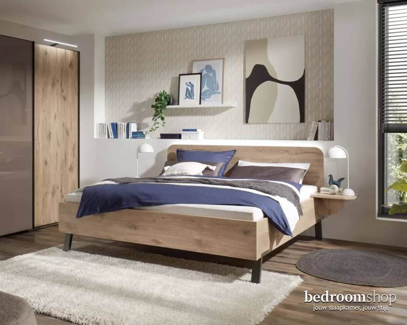 Stoer landelijk bed in Noors eiken