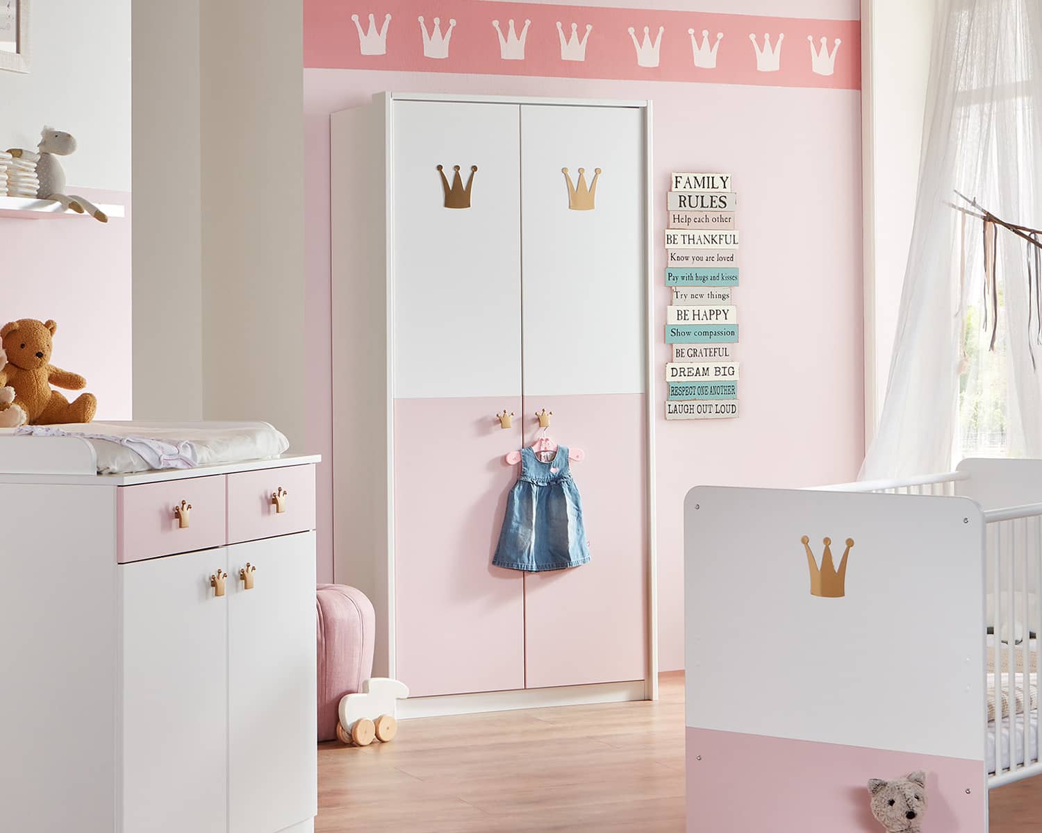 Babykamer roze kast Babykamer roze kast