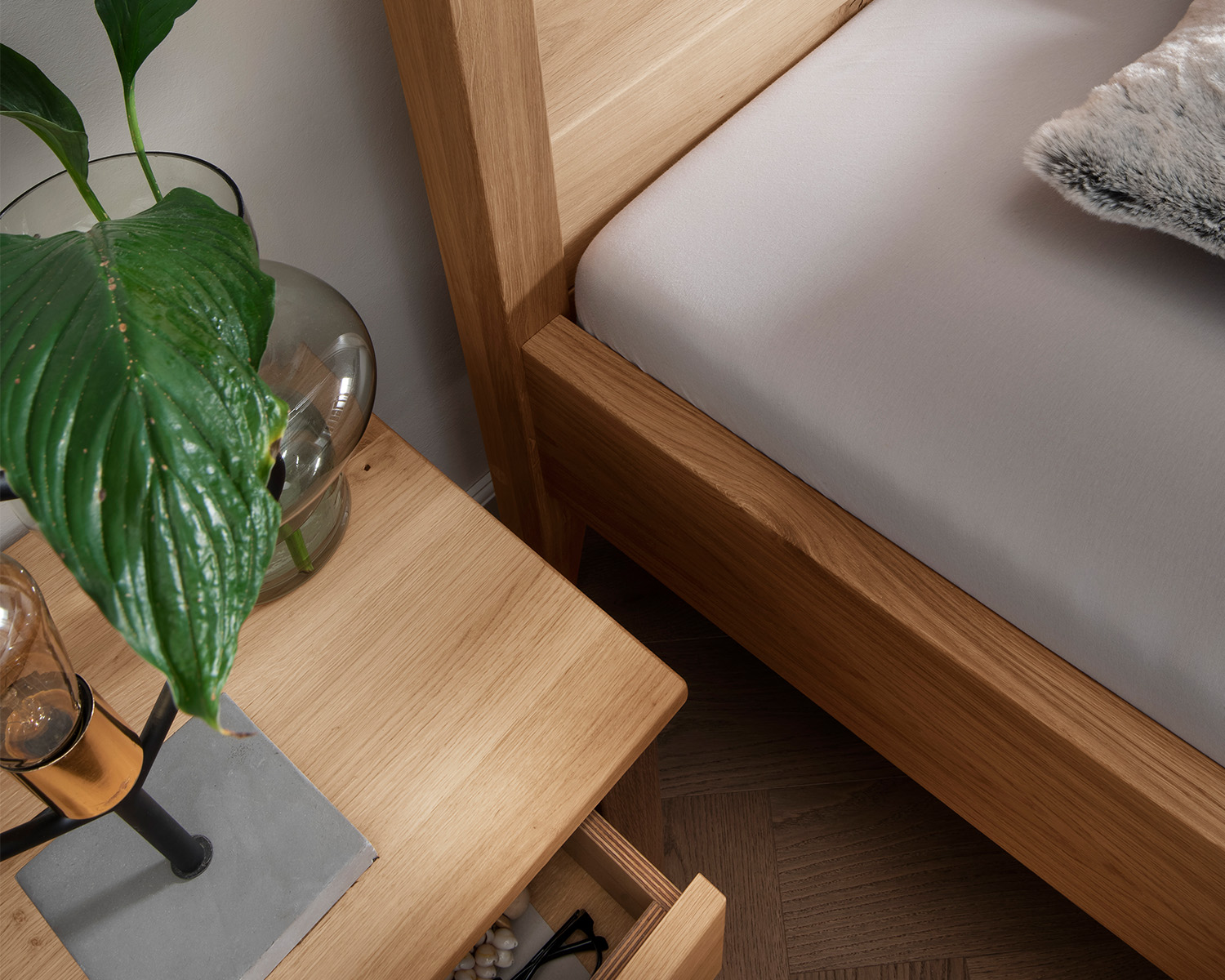 Bovenkant nachtkastje wild eiken