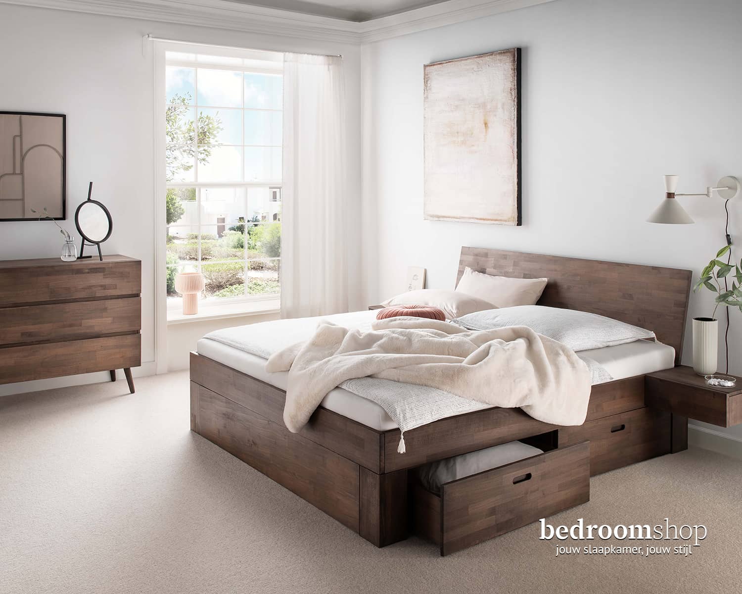 Donker houten bed Donker houten bed