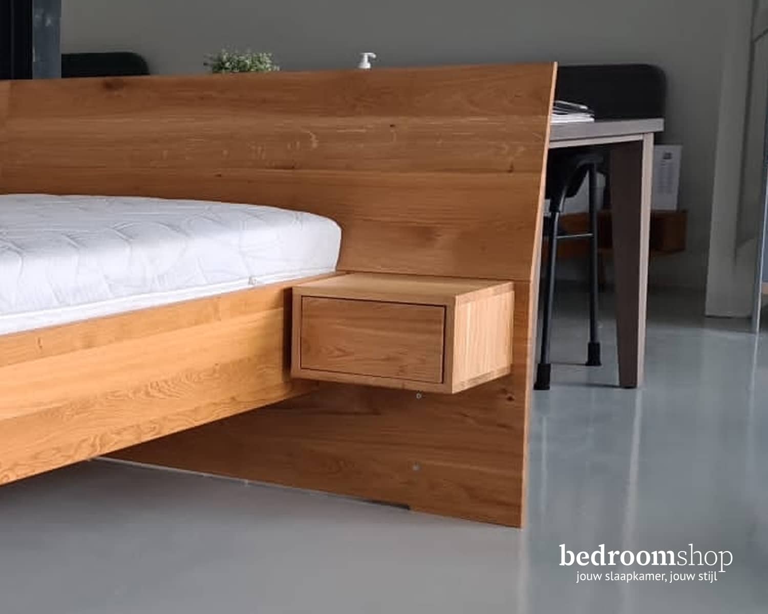 Houten bed showroom