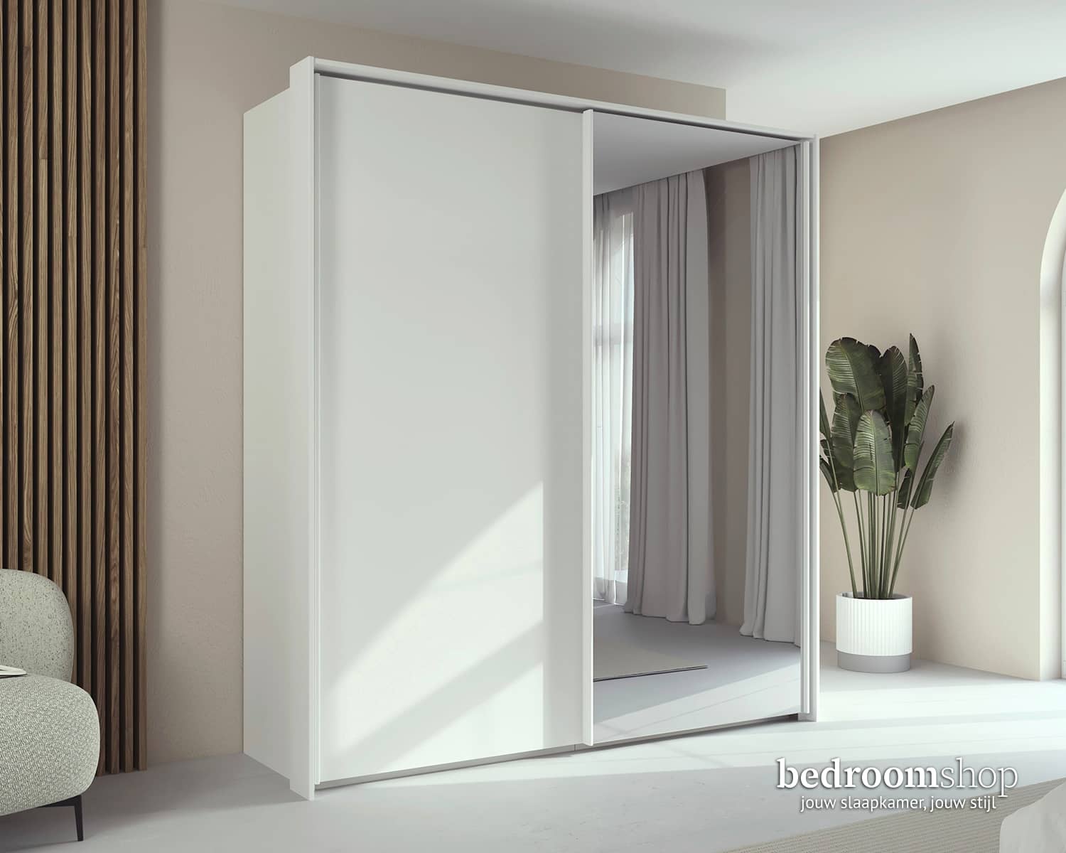 Witte kast met sierlijst en spiegel Witte kast met sierlijst en spiegel