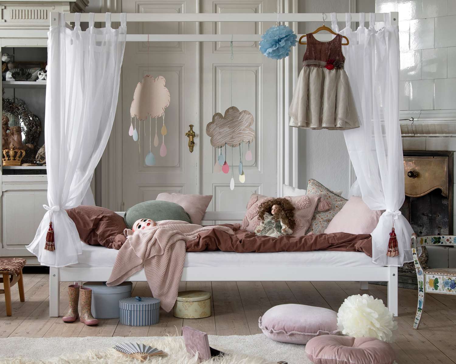 Hemelbed met aankleding Hemelbed met aankleding