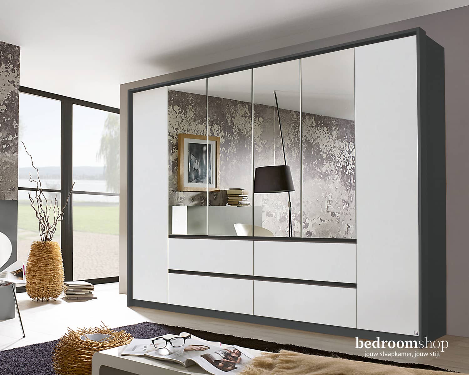 6 deurs kledingkast met spiegels en laden (metallic grijs en wit) 6 deurs kledingkast met spiegels en laden (metallic grijs en wit)