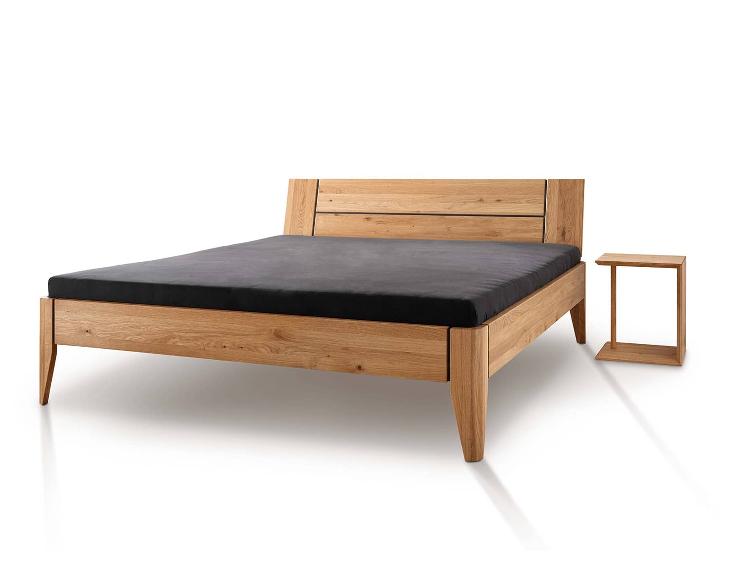 houten bed met nachttafeltje