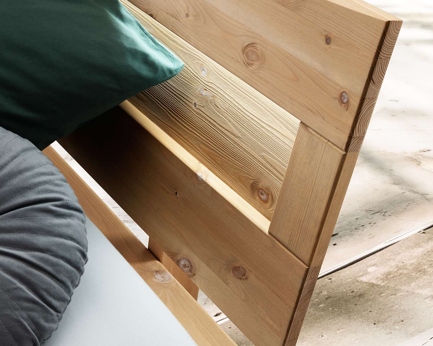 Detail grenen hoofdbord houten bed Brixton Detail grenen hoofdbord houten bed Brixton