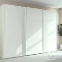 Grote witte kledingkast