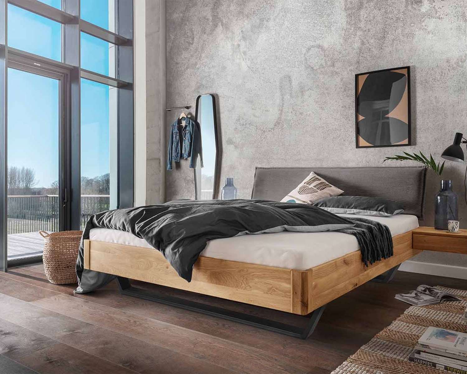 Tweepersoons houten bed met bruin stoffen hoofdbord