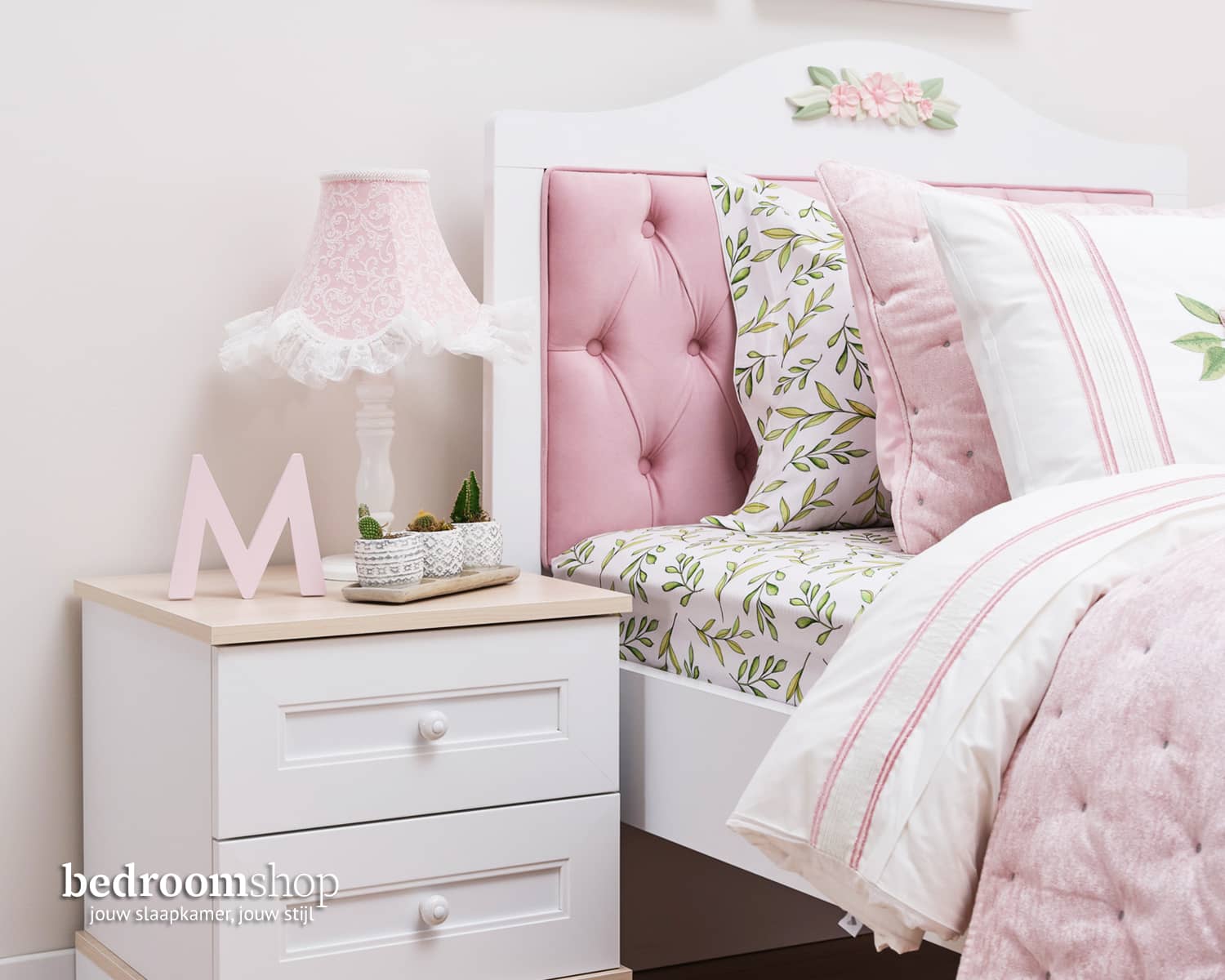 Bed meisjeskamer wit roze