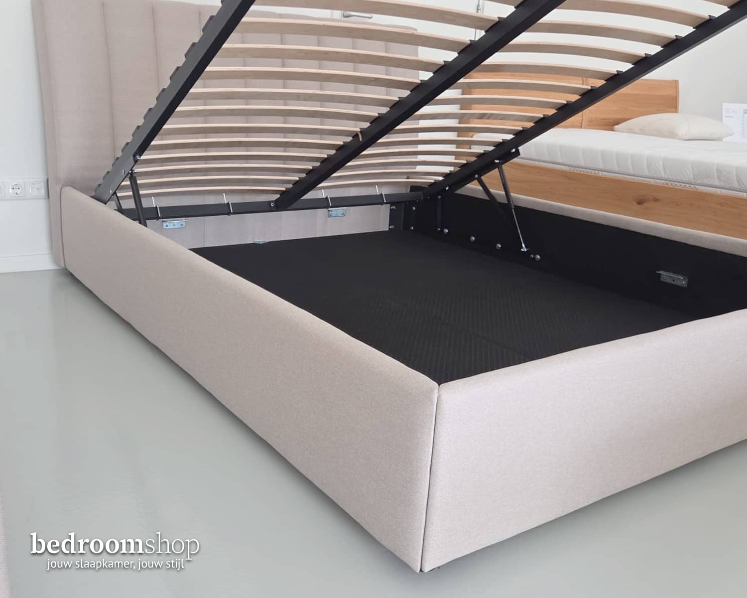 Stoffen bed met opslagruimte