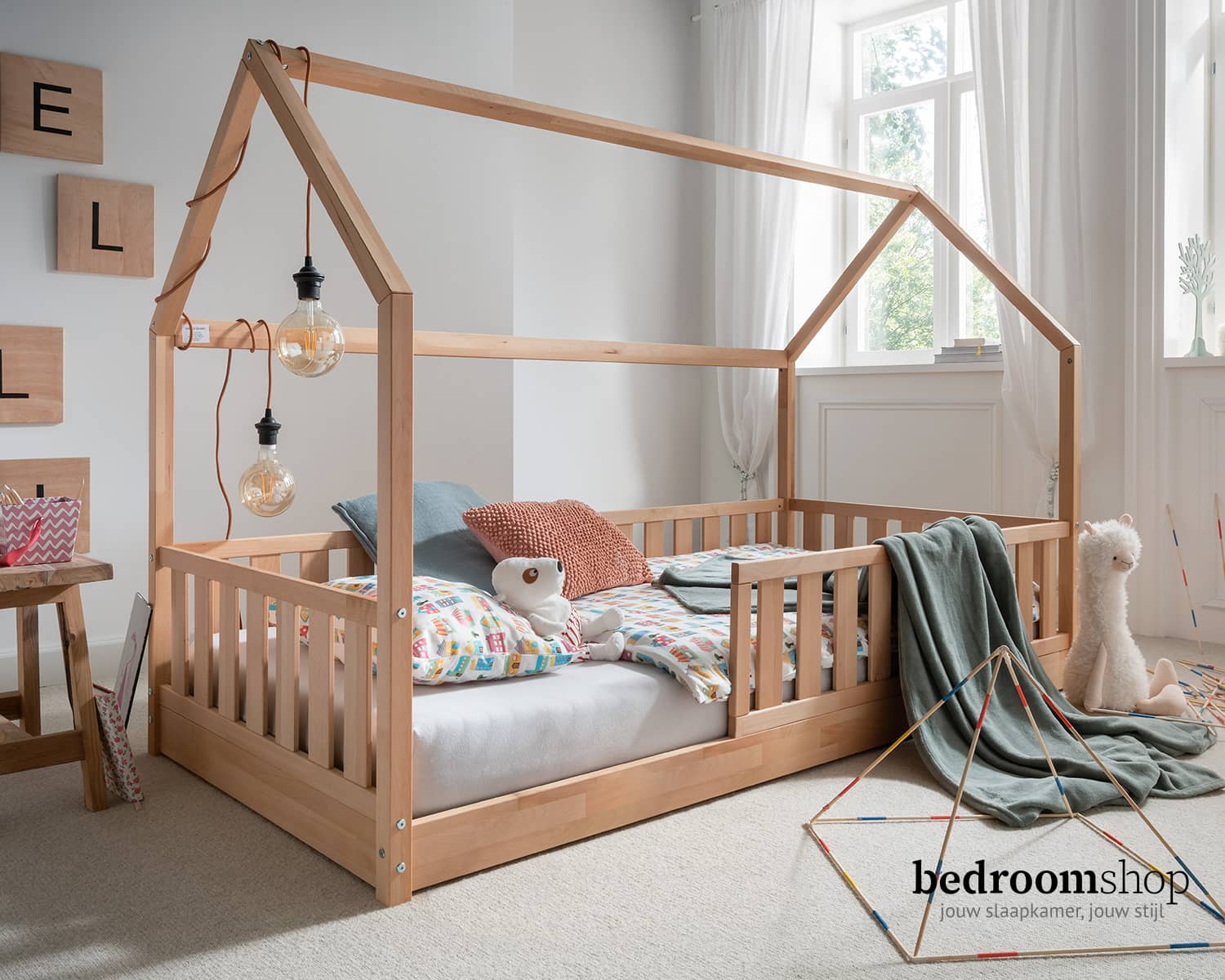 Vloerbed beuken met huisopzetstuk Vloerbed beuken met huisopzetstuk