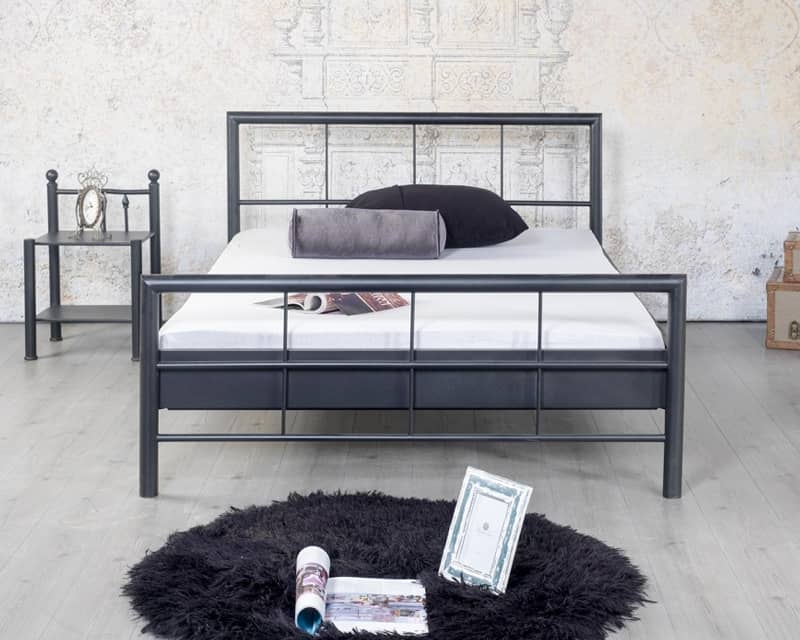 Zwart bed metaal