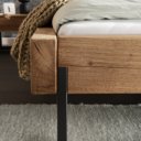 Detail eiken hout met metalen beugel