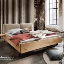 Tweepersoonsbed met zachte hoofdkussens