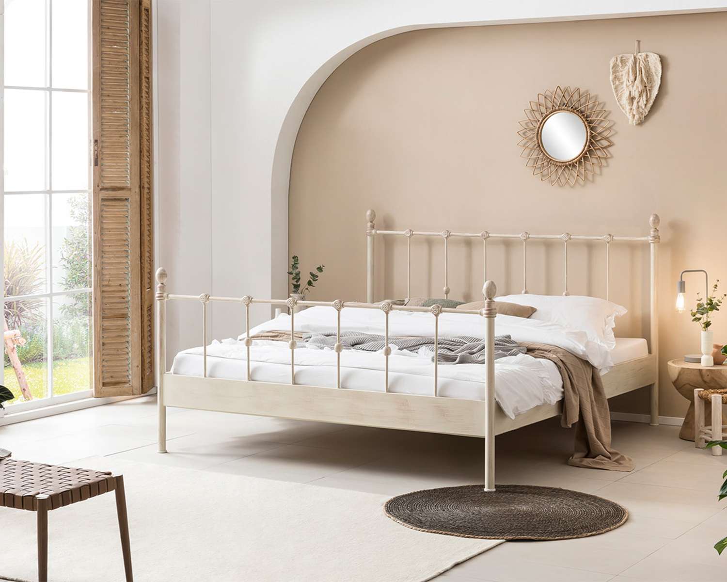 Metalen bed Florence in het zand/koper patiné Metalen bed Florence in het zand/koper patiné