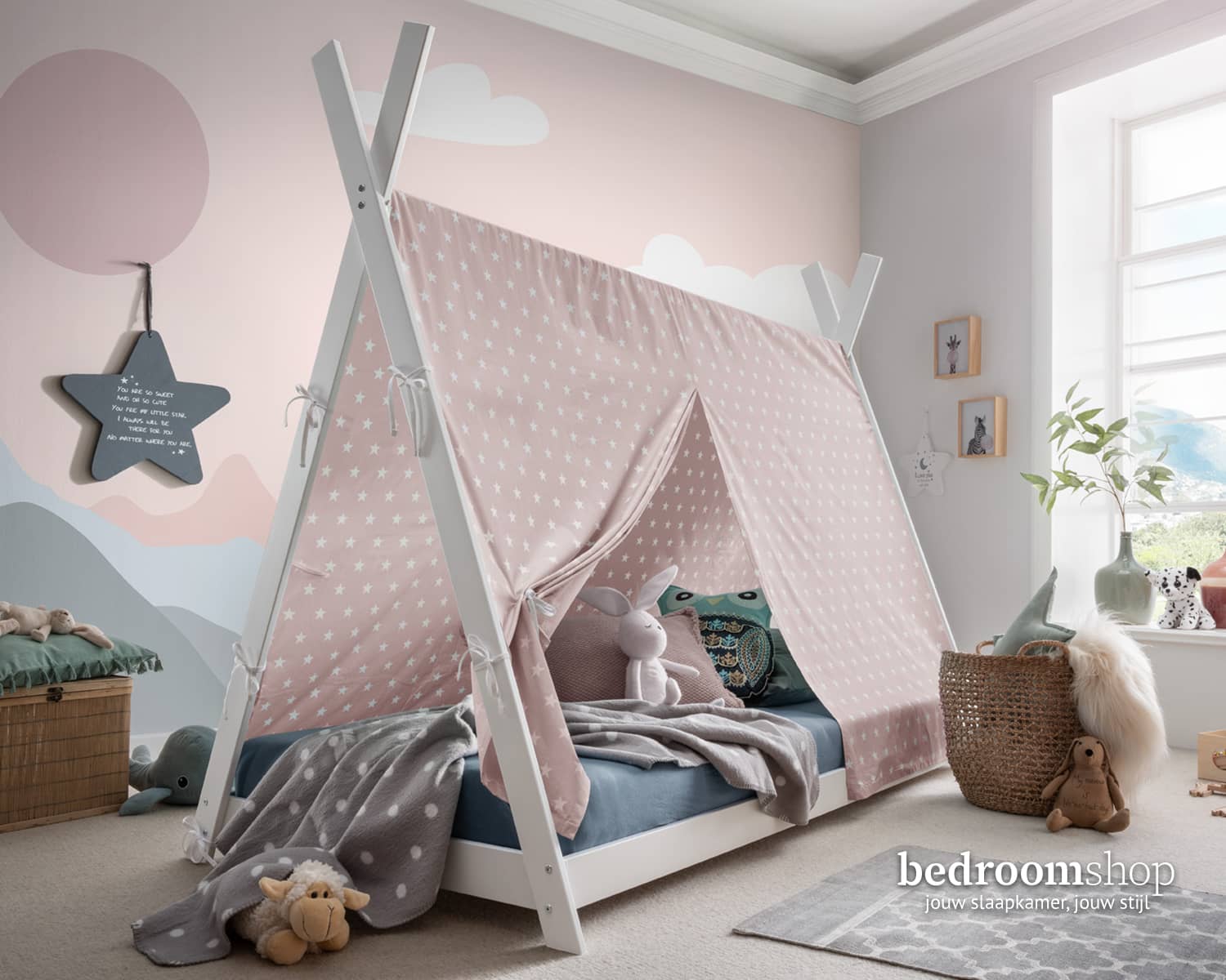 Tipi bed wit roze doek Tipi bed wit roze doek