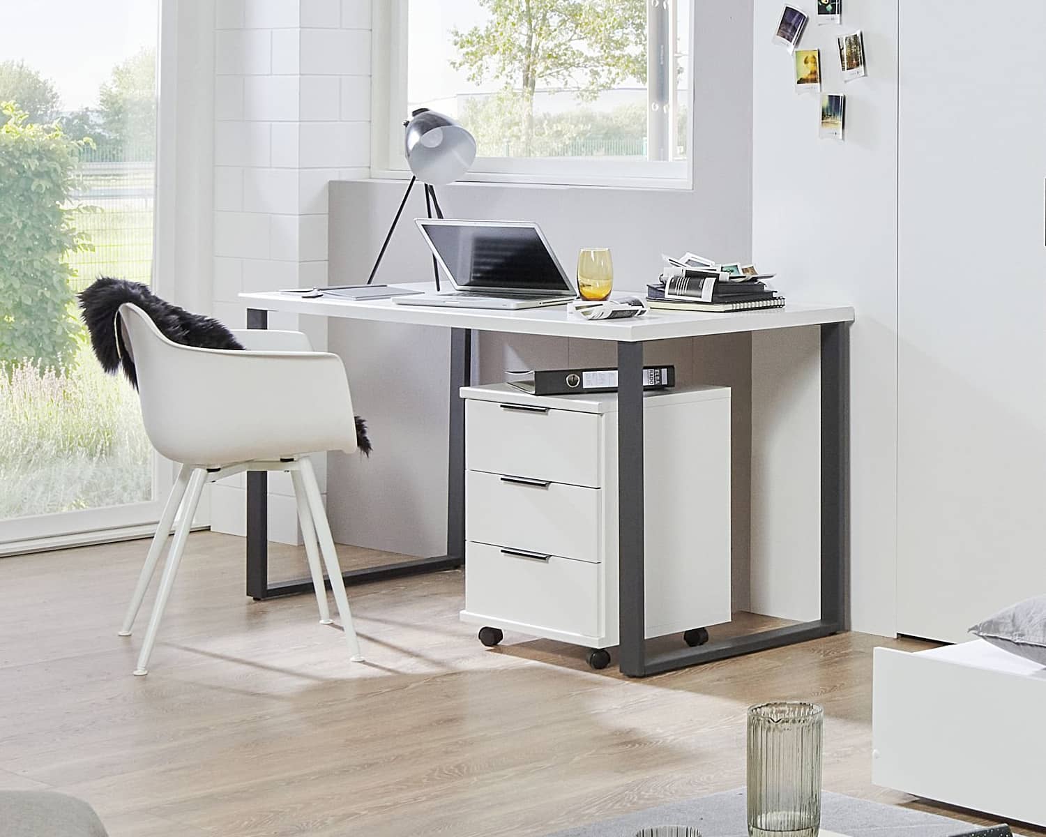 Wit bureau met wit ladekastje Wit bureau met wit ladekastje