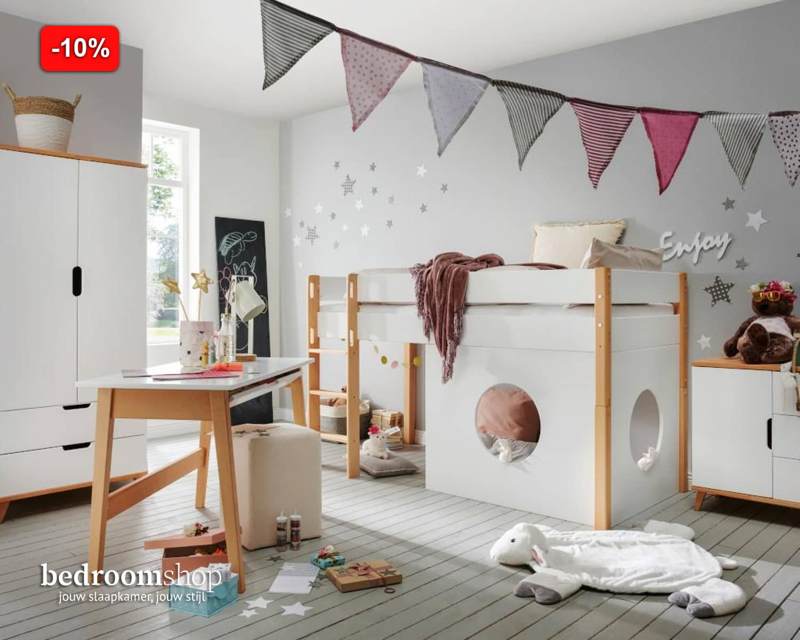 Kinderslaapkamer met halfhoogslaper wit