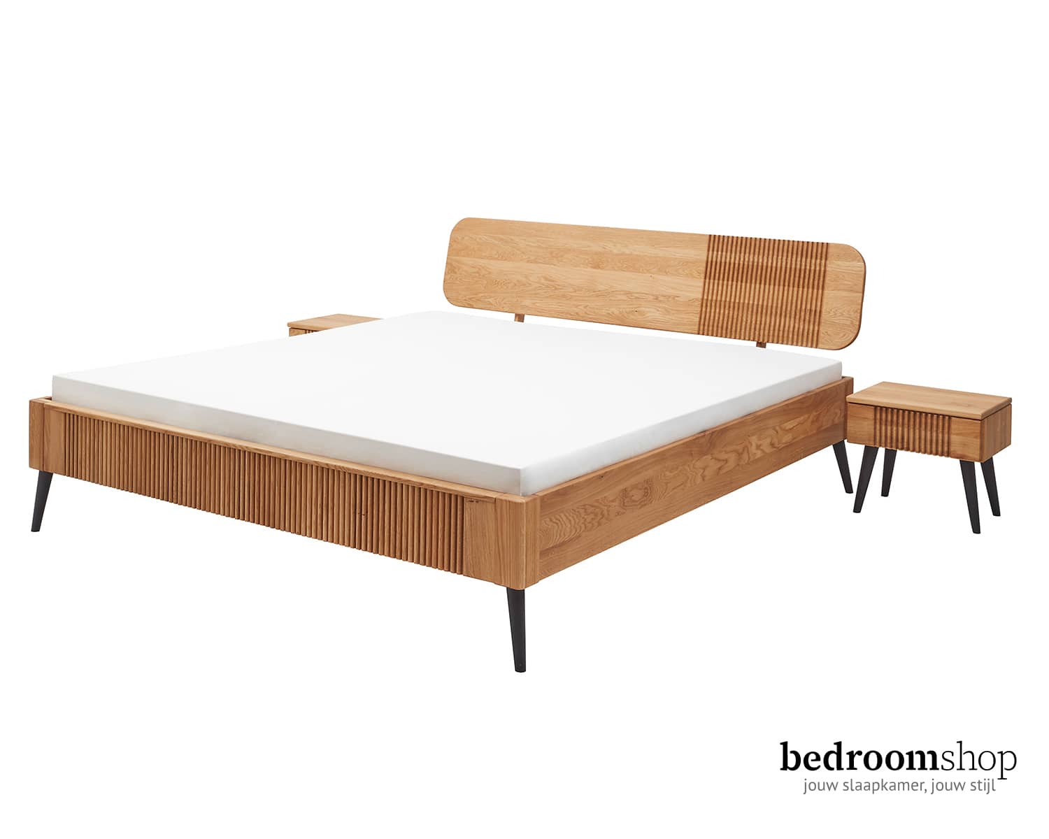 Japandi tweepersoonsbed met nachtkastjes